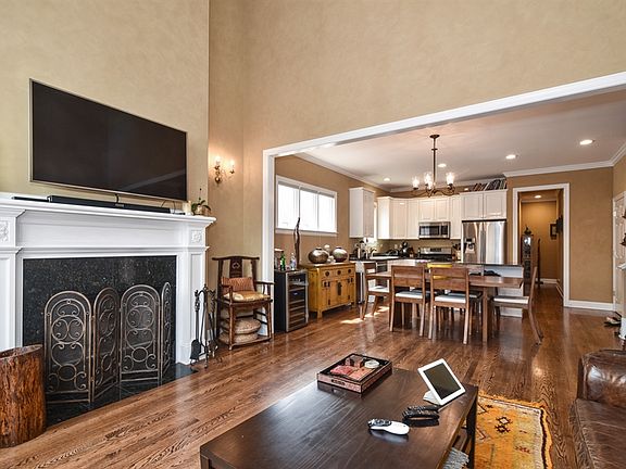Living Room/ Dining