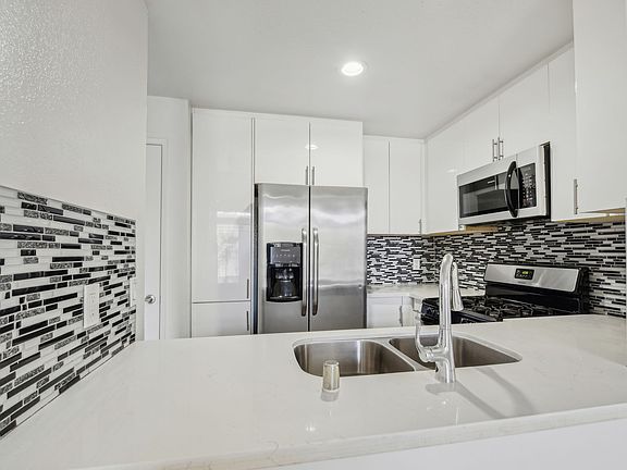 5th image of 615 S Kenmore Ave APT 115