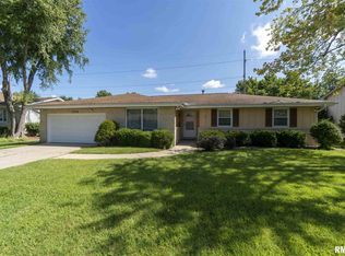 7026 N Manning Dr, Peoria, IL 61614