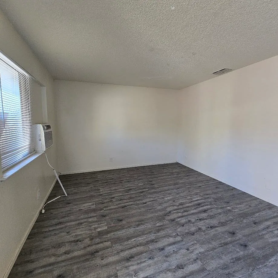 Building Photo - 4240 E Clay Ave #1