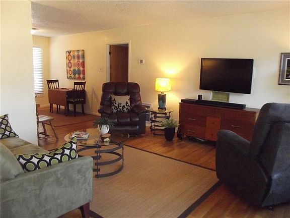 3rd image of 2217 Glenwood Ln