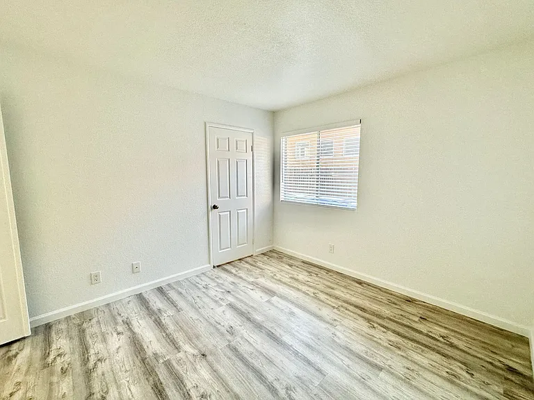 266 Royal Glen Dr — Photo 28