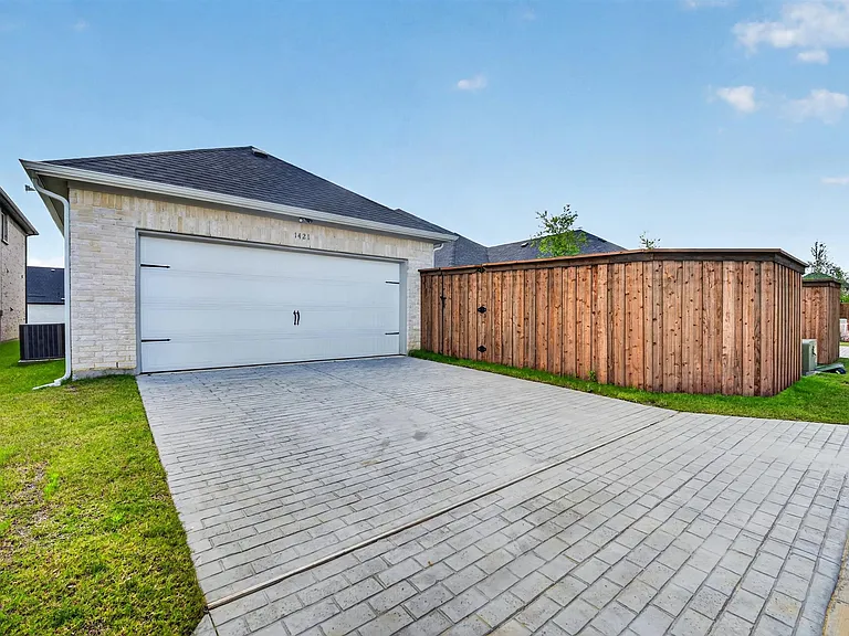 1421 Marcella Ln — Photo 19