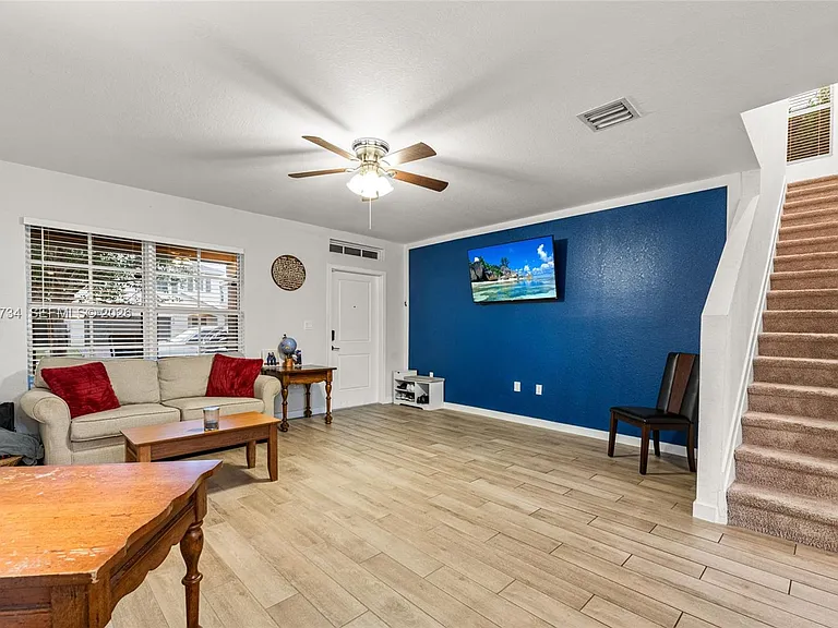 525 NE 6th Pl — Photo 7