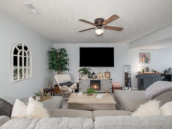 5th image of 10238 Knob Hill Dr