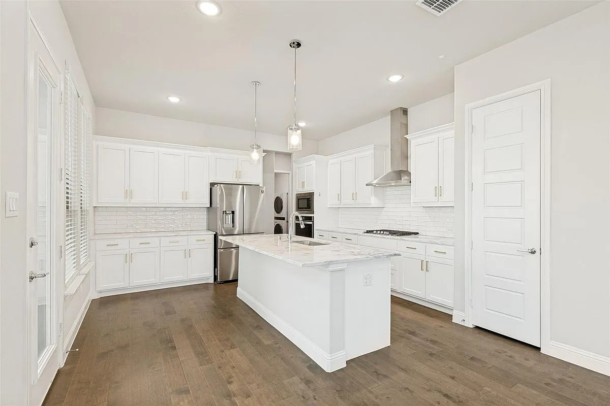 4 bed, 4.0 bath, 2717 sqft, $3,500 — Photo 2