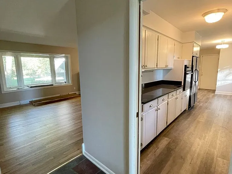 3212 Charing Cross Rd — Photo 17