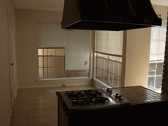 Island gas stove top with nice breakfoost nook