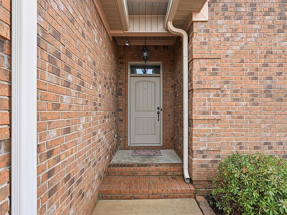 3rd image of 26 Oak Tree Cir