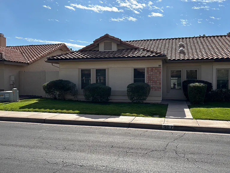 907 E Vaughn Ave — Photo 1
