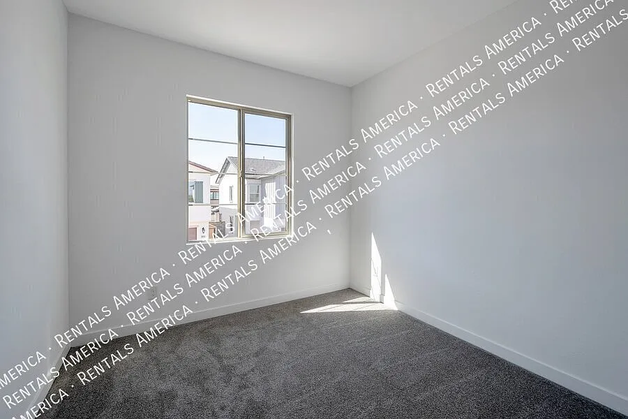 Coming Soon! Occupied! 4 Bedroom In Eastmark — Photo 4