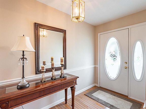 3rd image of 807 Aurora Ln