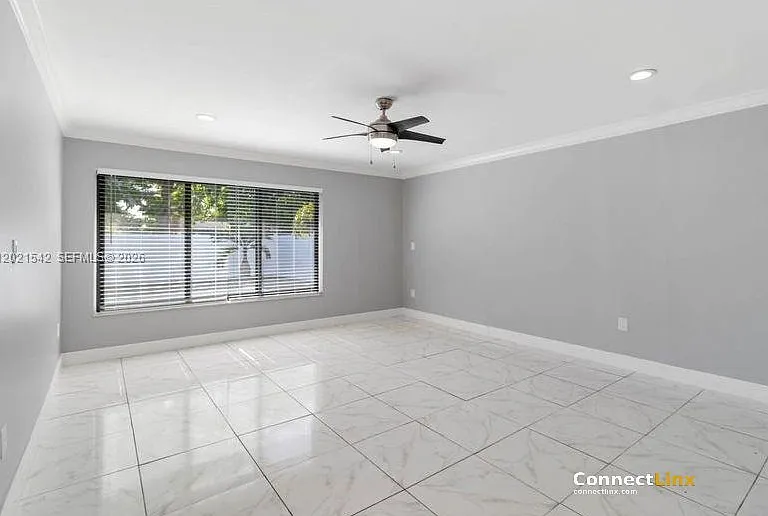 913 SW 49th Ave — Photo 4