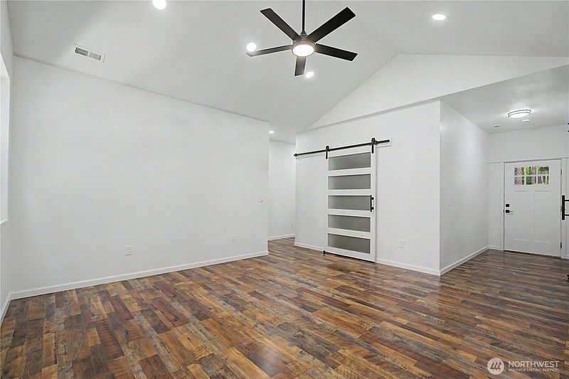 4th image of 18635 SE Southwood Court