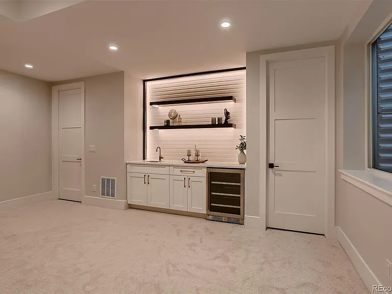 340 Jackson St — Photo 14