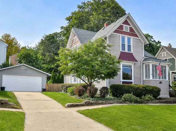 113 S 4th St, St Charles, IL 60174