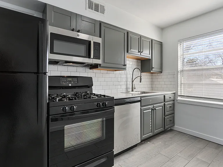 Roanoke Apartments — Photo 1