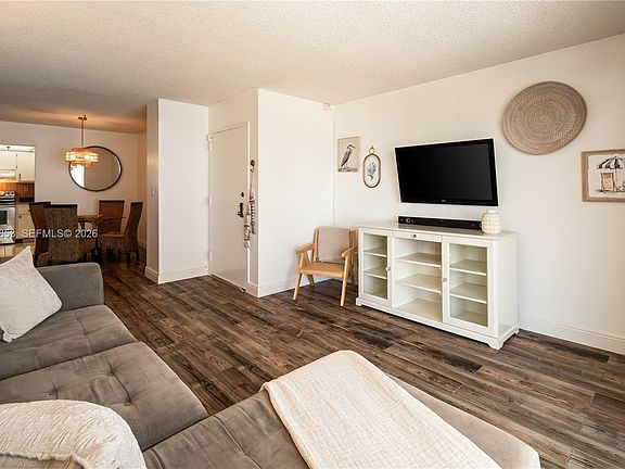 5th image of 2625 Collins Ave APT 502