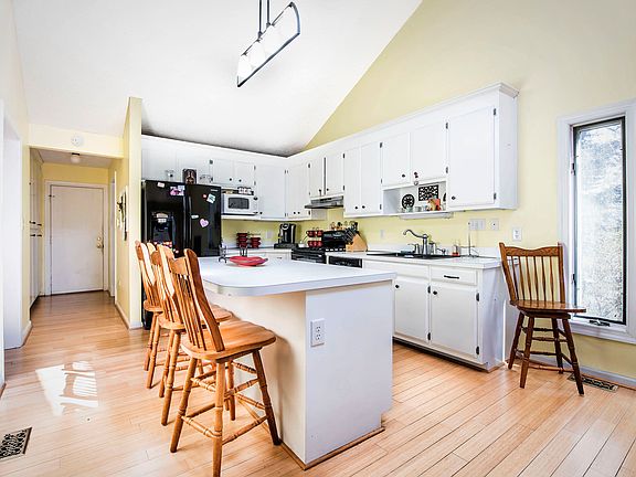 3rd image of 104 Evergreen Way