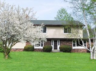 W237S6735 Fernwood Dr, Waukesha, WI 53189