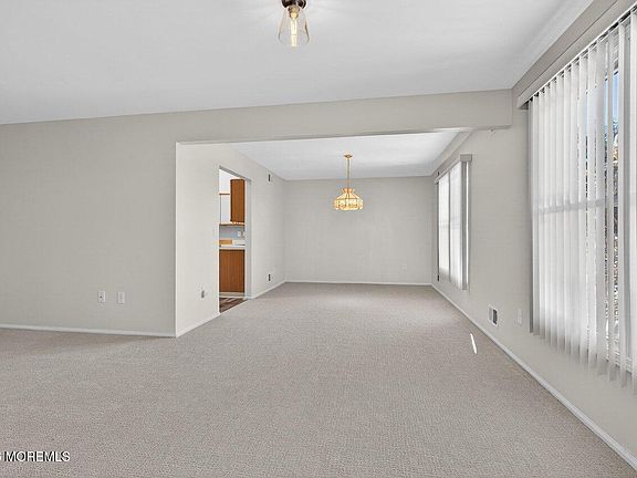 3rd image of 103 Maplecrest Drive E