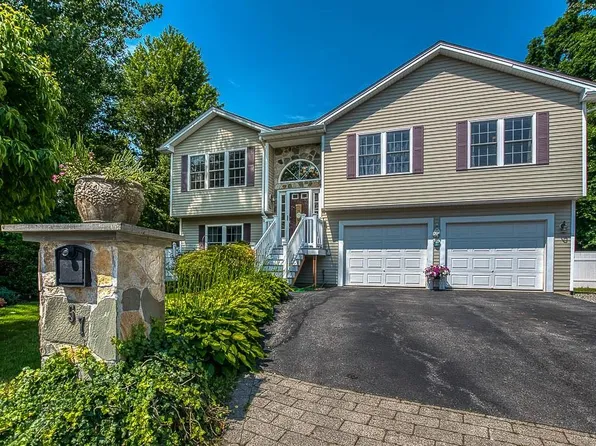 57 McKay Ct, Warwick, RI 02889