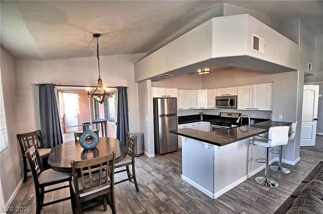3 bed, 2.0 bath, 1344 sqft, $1,695 — Photo 2