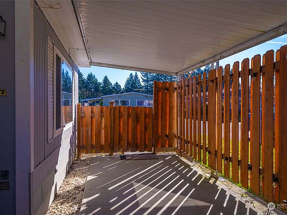 3rd image of 2110 Alonda Lane NE