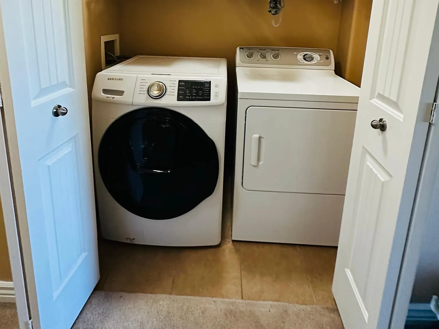 3 bed, 2349 sqft, $2,600 — Photo 2