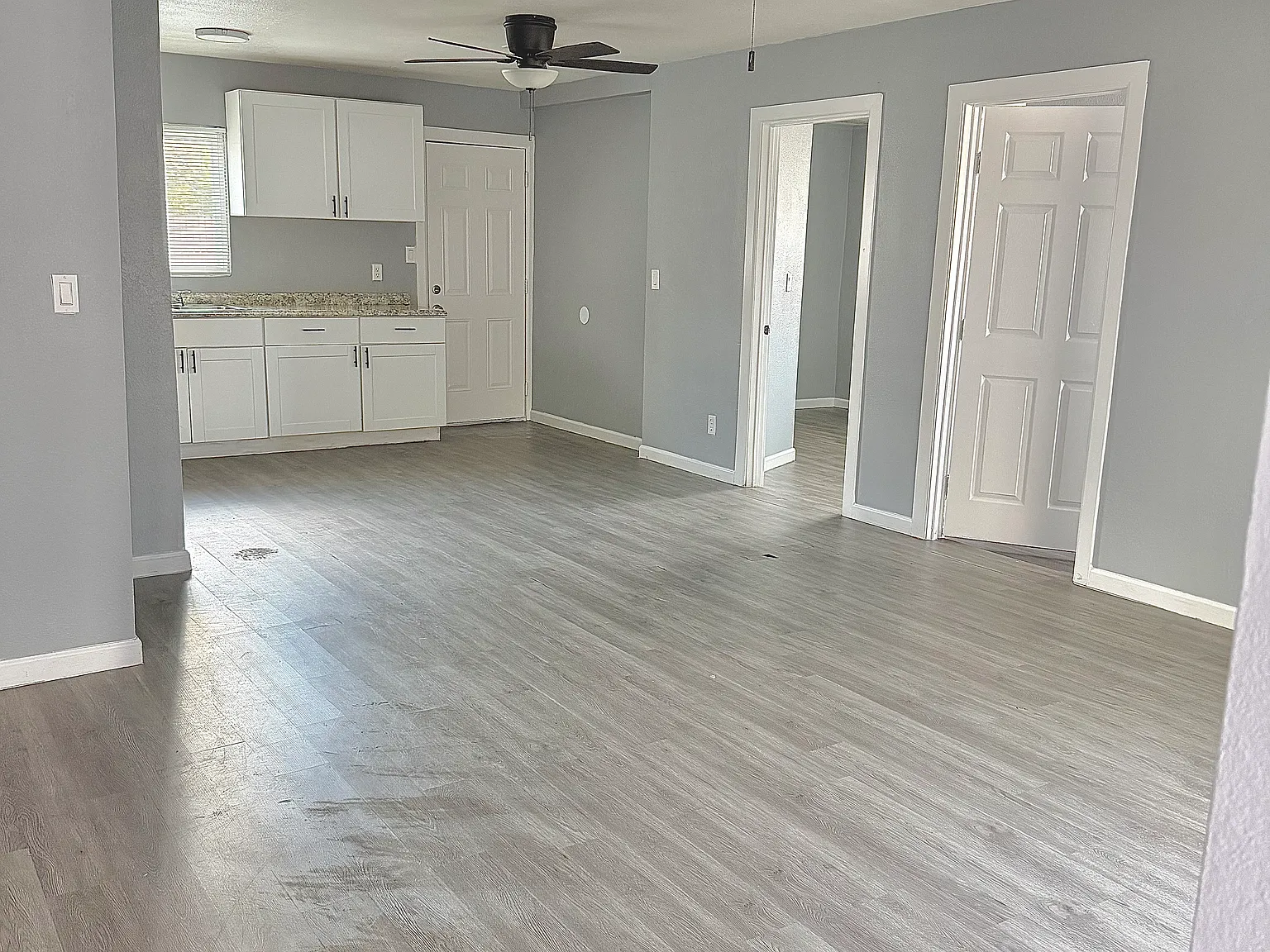 3 Bed / 1 Bath Apartment 1,100 Sq Ft | Water Included — Photo 3