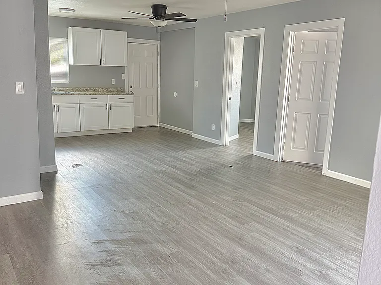 2615 W Morten Ave #A — Photo 3