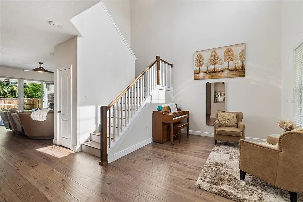 5 bed, 3.0 bath, 2570 sqft, $8,000 — Photo 3