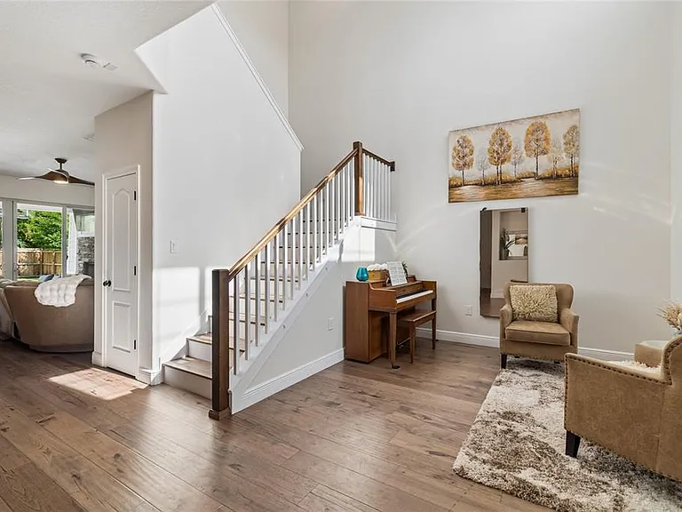 110 S Beverly Ave — Photo 3