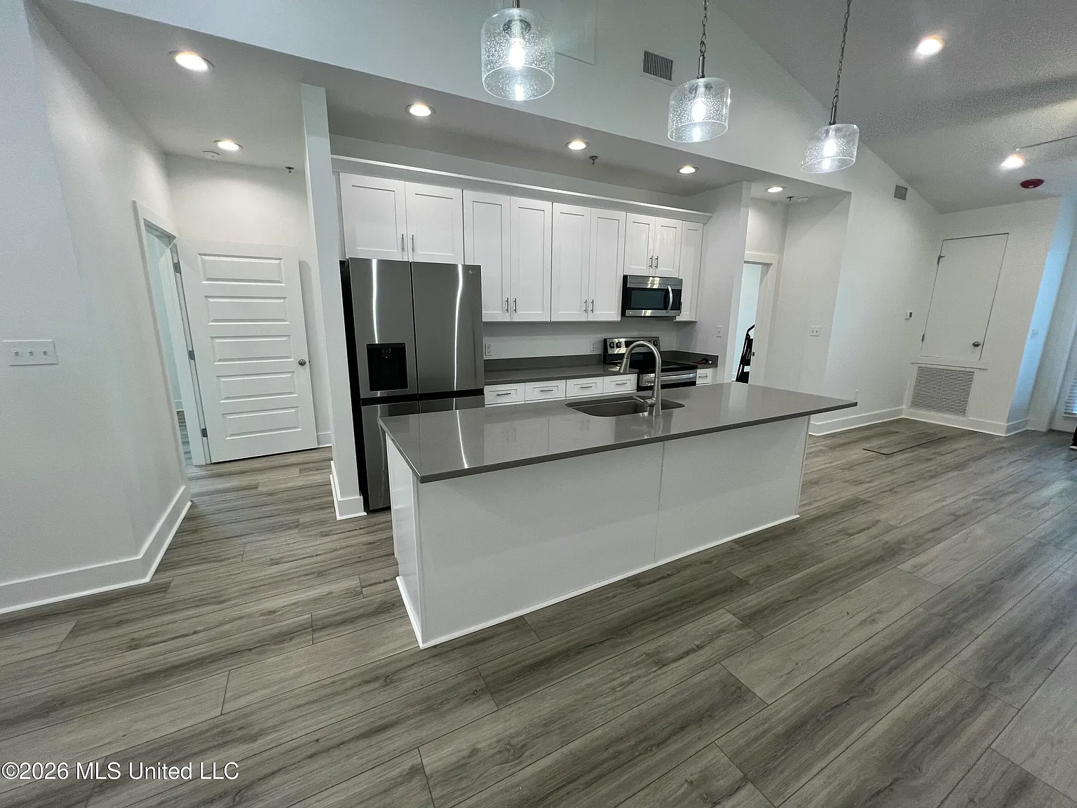 2 bed, 2.0 bath, 1300 sqft, $1,800 — Photo 2