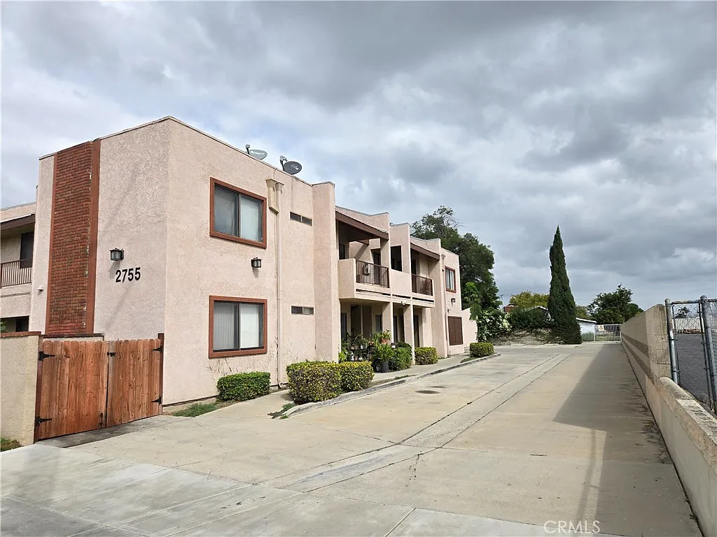 2 bed, 1.5 bath, 980 sqft, $2,400 — Photo 2