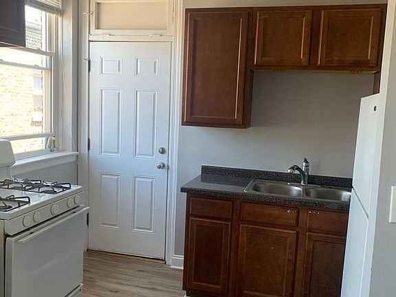 3rd image of 2006 W Jarvis Ave APT 3