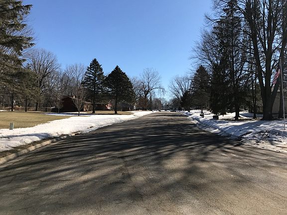3rd image of 701 Oakwood Ln