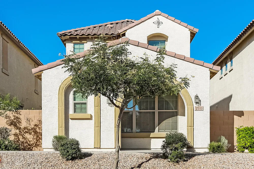 3 bed, 2.5 bath, 1700 sqft, $2,140 — Photo 1