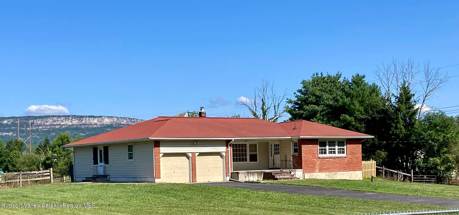 1114 Albany Post Road photo 1