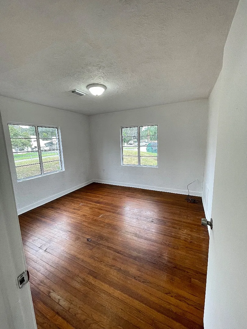 1047 E Lake Parker Dr - 1047B — Photo 3