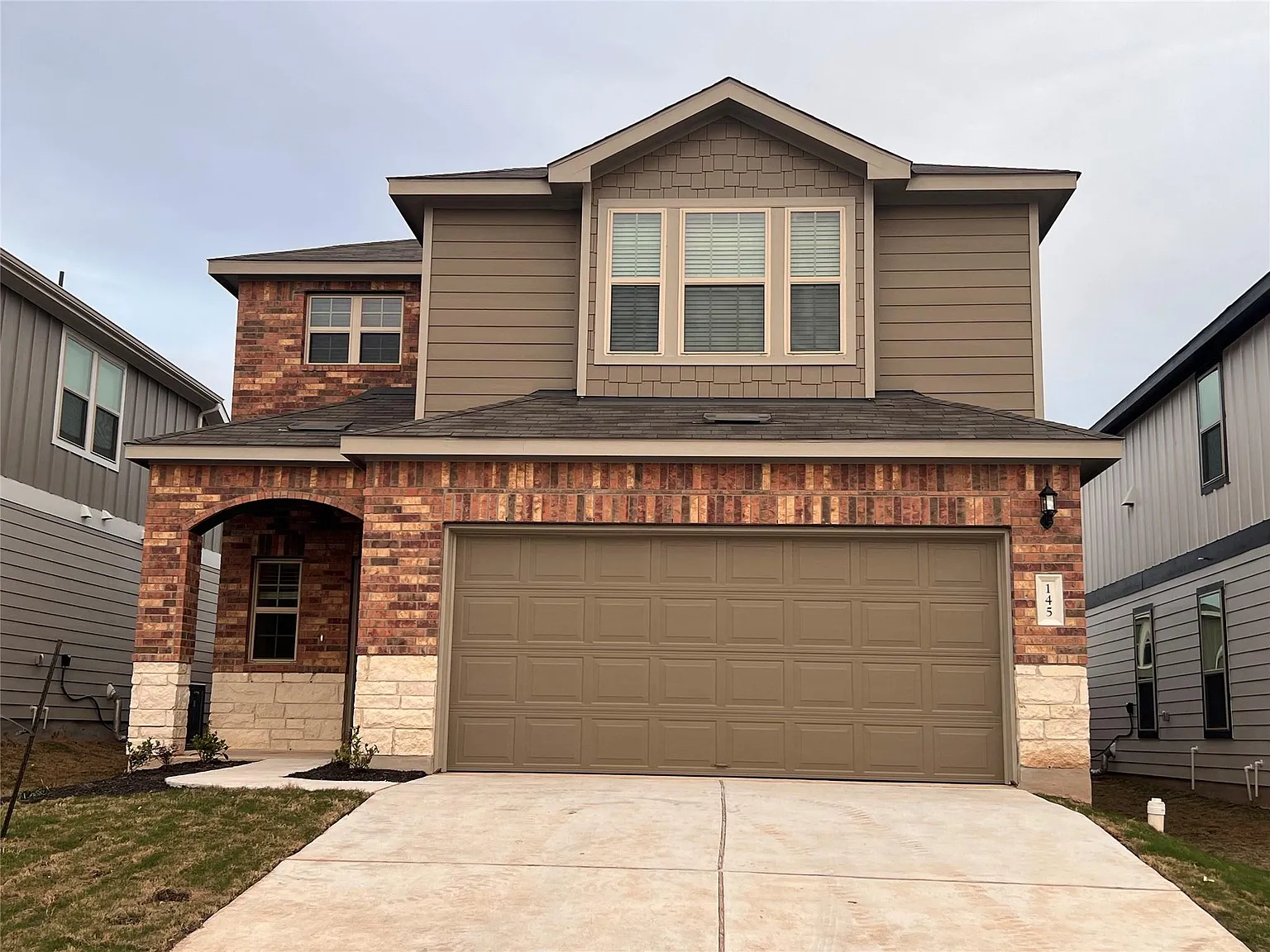 4 bed, 3.0 bath, 2156 sqft, $2,199 — Photo 1