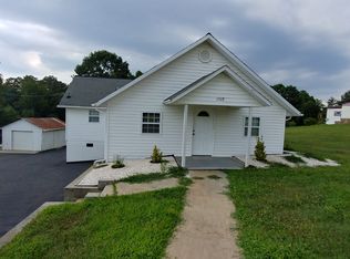 1908 Henry Smith St, Hickory, NC 28601