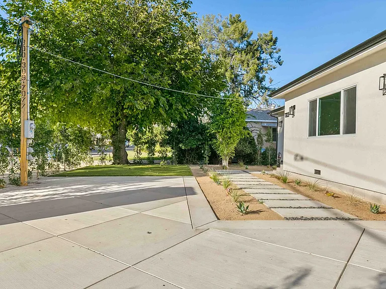 6842 Cedros Ave — Photo 27
