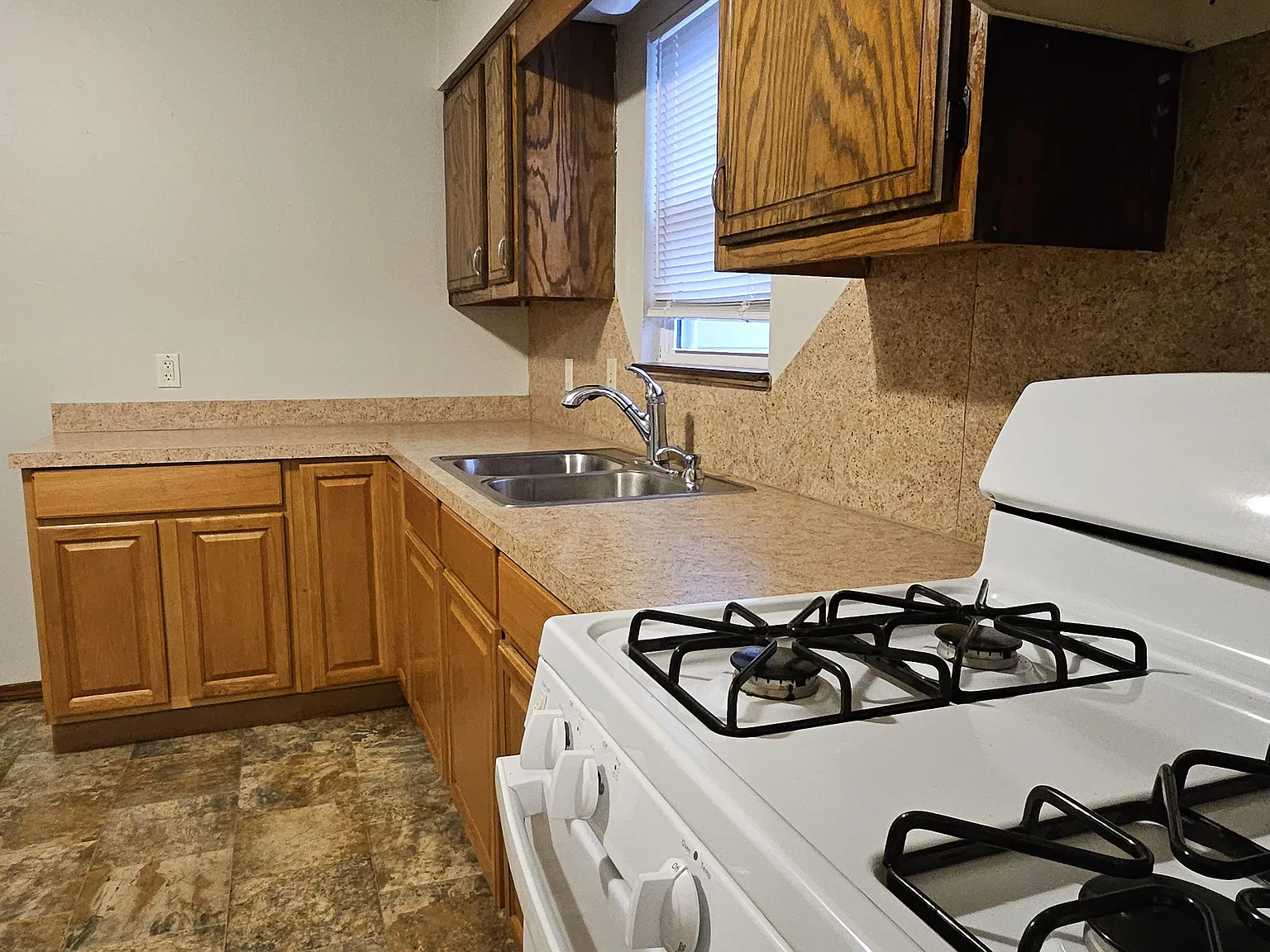 3 bed, 900 sqft, $975 — Photo 3