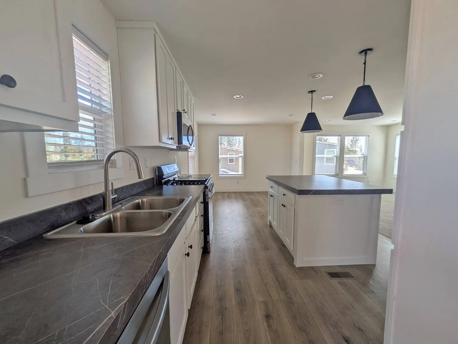 3 bed, 2.0 bath, 1160 sqft, $1,795 — Photo 2