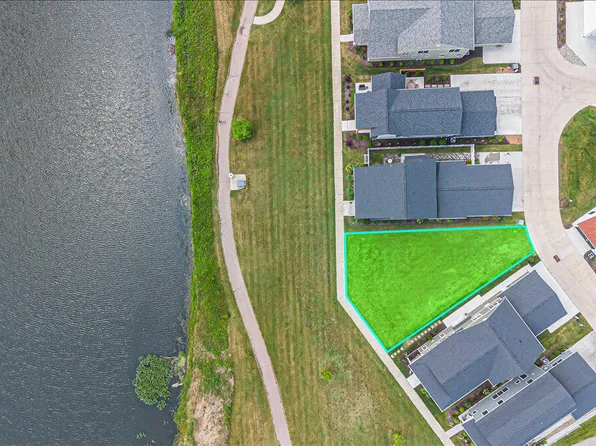 279 Waters Edge Dr, Saint Joseph, MI 49085