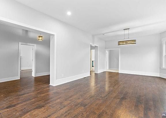 4th image of 46 Van Ness Pl #48