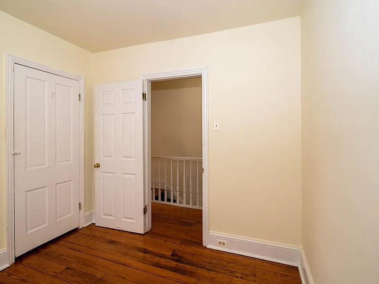 Bedroom (Center)