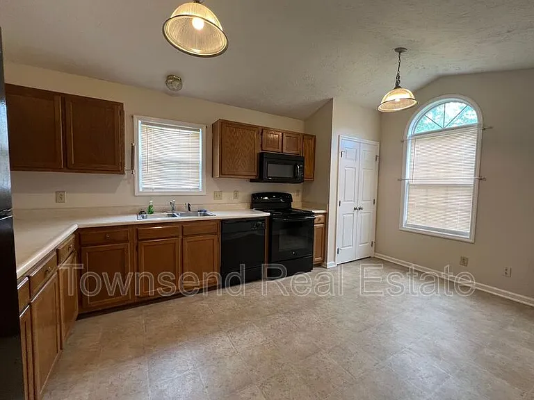 3031 Kingfisher Dr — Photo 2