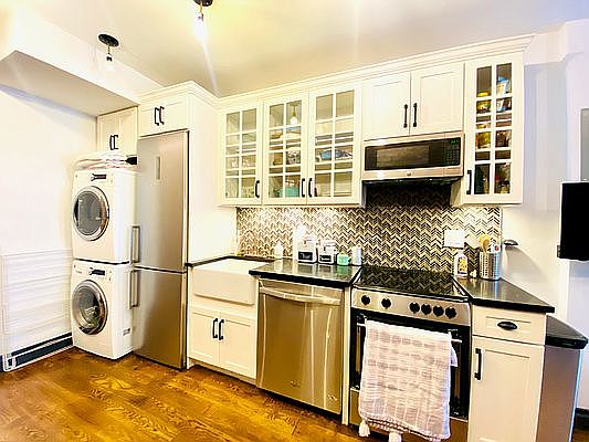 4th image of 121 Kent Ave #2B
